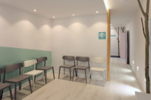 Sala de espera clínica pediátrica